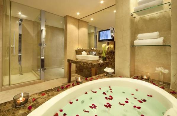 Luxury Suite - Master Bathroom